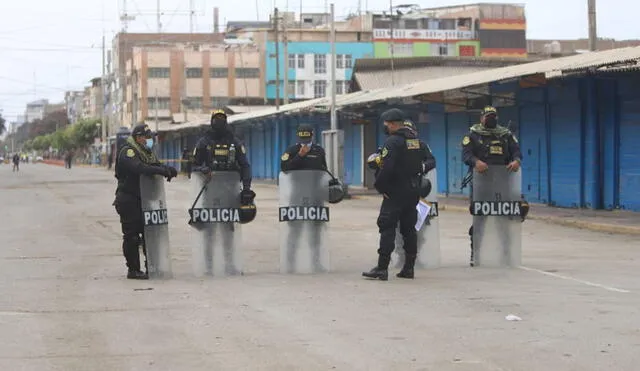 Policías actualmente resguardan las calles recuperadas en el exterior del mercado Modelo. Foto: Clinton Medina/La República.