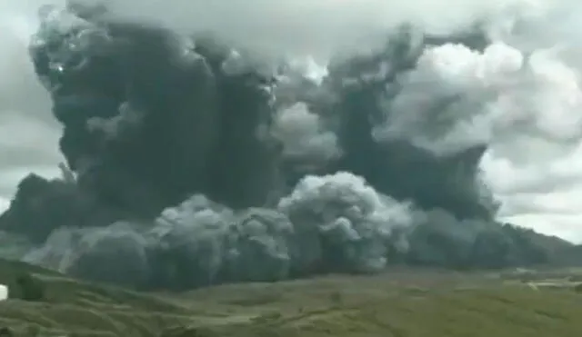 Preciso momento en que entró en erupción el Monte Aso, uno de los principales volcanes de Japón. Foto: captura / Twitter