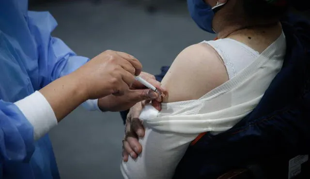 Vacunación de tercera dosis a personal médico del Hospital Regional Honorio Delgado. Foto: Rodrigo Talavera/La República.