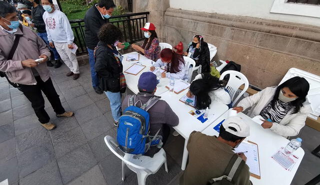 Ciudadanos en contra de la asamblea constituyente recolectan firmas en Cusco. Foto: No A La Asamblea Constituyente.