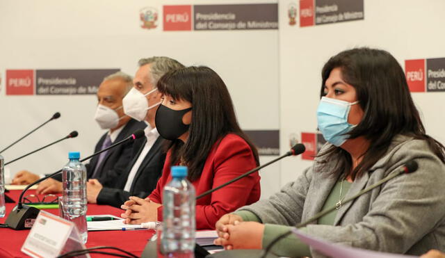Mirtha Vásquez, Aníbal Torres, Pedro Francke y Betssy Chávez brindaron una conferencia de prensa este miércoles 20 de octubre. Foto: PCM