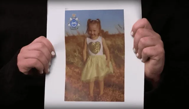 La madre de Cleo Smith muestra una foto de su hija desaparecida en Australia. Foto: Nius