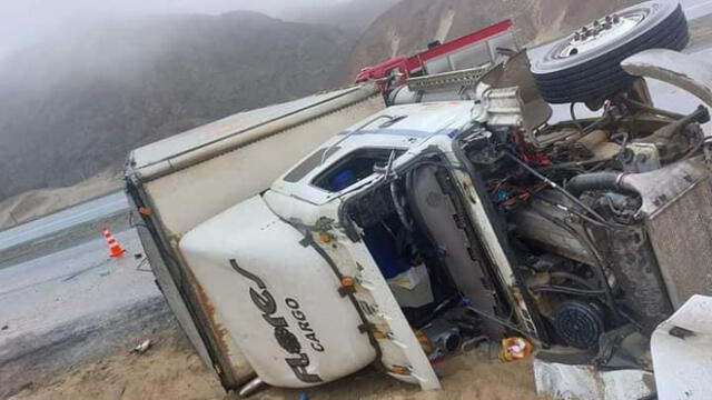 Camión quedó atravesado a un costado de la pista. Foto: El Corresponsal Virú