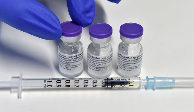 Viales de la vacuna de Pfizer/BioNtech contra la COVID-19, altamente eficaz en una tercera dosis, según los laboratorios. Foto: AFP