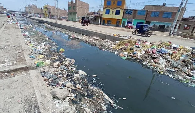 Avenida Chiclayo muestra una gran acumulación de basura y el colapso de la red de alcantarillado. Foto: Clinton Medina/La República