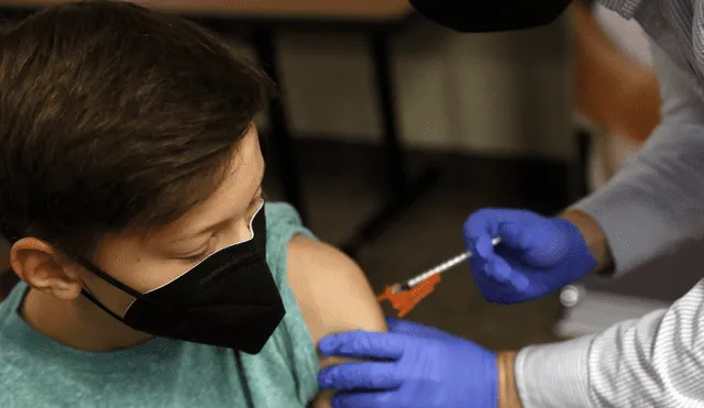 Una adolescente de Estados Unidos es vacunado con la vacuna COVID-19. Foto: AFP