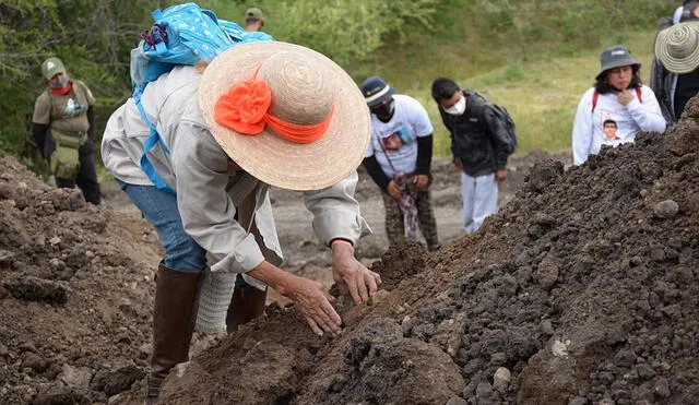 Se observa a personas buscando a familiares desaparecidos en fosas clandestinas en el municipio de Cuautla, estado de Morelos (México). Foto: Centro de Derechos Humanos Miguel Agustín Pro Juárez A.C./EFE