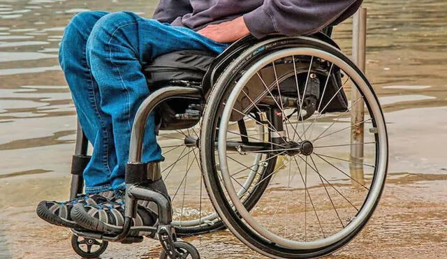 Piernas de una persona con esclerosis múltiple avanzada. Foto: El Impulso