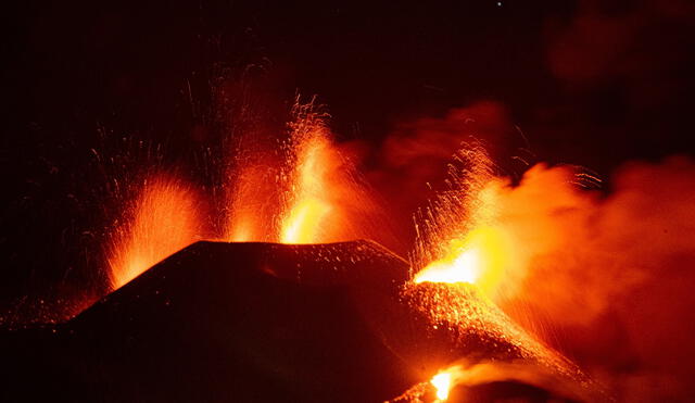 Actividad eruptiva del volcán Cumbre Vieja, en la isla canaria de La Palma, este viernes por la noche. Foto: Miguel Calero/EFE