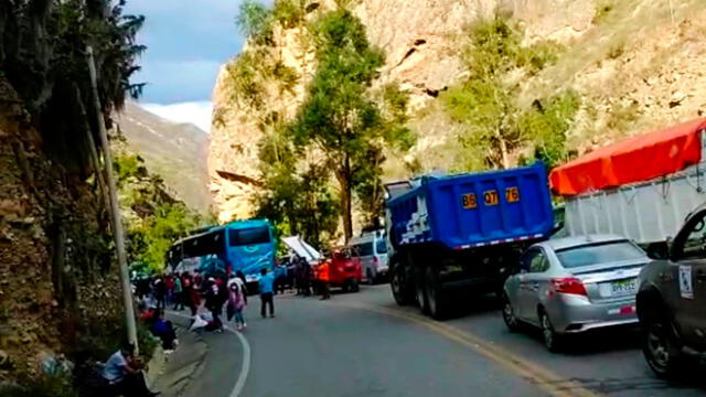 Comuneros tomaron puente Pomachaca y bloquearon el pase de vehículos. Foto: difusión