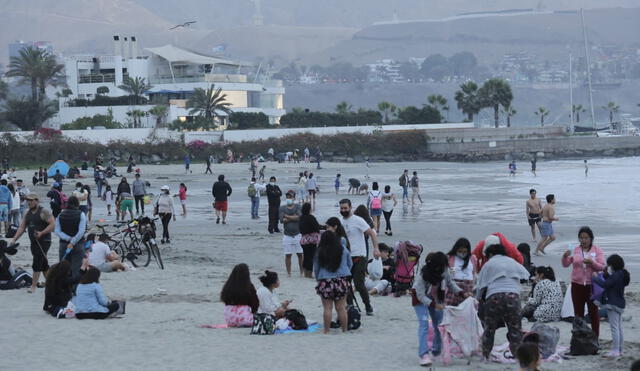 Desde hace un mes, las personas pueden asistir a cualquier playa del país. Por la pandemia, los asistentes deben seguir protocolos de bioseguridad. Foto: John Reyes/La República