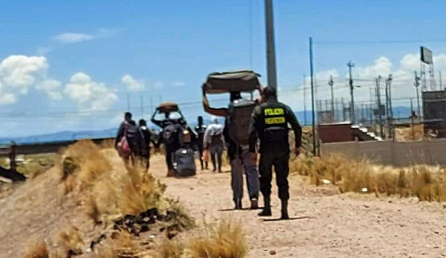 Extranjeros fueron puestos a disposición de Seguridad del Estado de la PNP de Puno. Foto: Binacional Tv