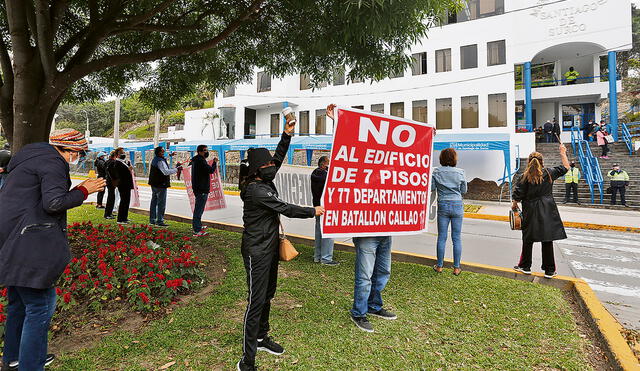 Plantón. Vecinos protestaron frente a sede municipal para exigir diálogo con el alcalde. Foto: Félix Contreras / La República