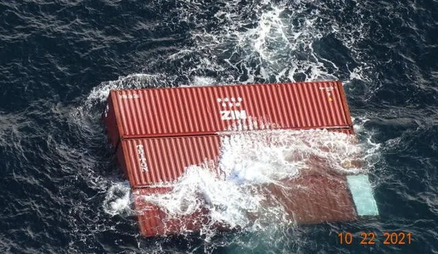 Los guardacostas dijeron que el barco llevaba más de 52.000 kilos de químicos ubicados en dos de los contenedores en llamas. Foto: AFP