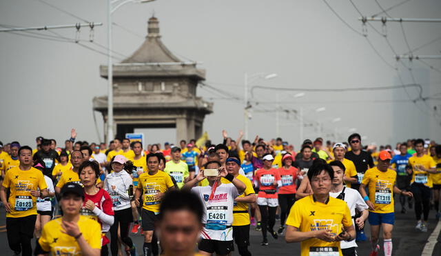 Participantes de la Maratón de Wuhan en 2018 cruzan el puente del río Yangtze. Foto: China OUT/AFP