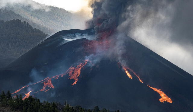 Momento en el que una nueva boca se ha abierto en la parte inferior del cono secundario del volcán de La Palma, de la que sale abundante lava. Foto: Ángel Medina/EFE