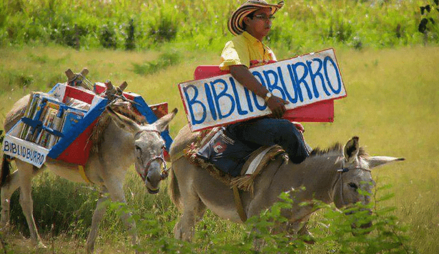 Luis Soriano con Alfa y Beto llevando libros para los niños pobres de Colombia. Foto: Facebook/Biblioburro
