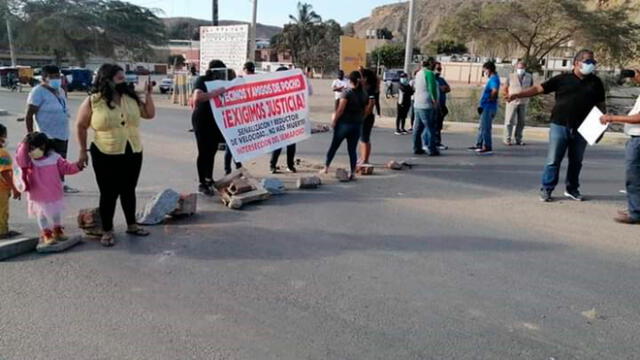 Con piedras pobladores del Barrio Particular de Talara bloquearon la avenida Bolognesi. Foto: Difusión.