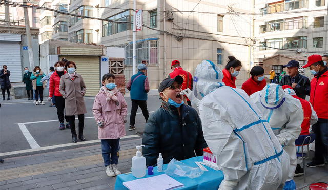 El país asiático ha implementado el confinamiento y el testeo masivo como medidas rápidas para frenar el avance del virus. Foto: AFP