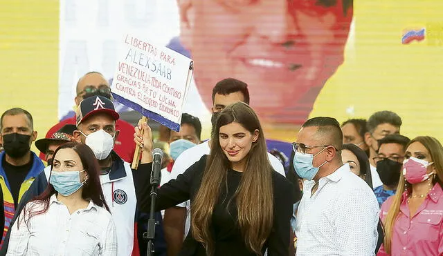 En Caracas. La esposa italiana de Saab, Camilla Fabri, durante una manifestación de repudio a la extradición. Dice que es inocente y no hablará. Foto: EFE