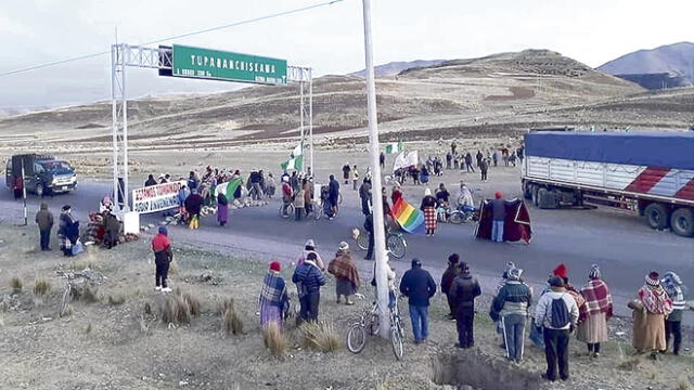 Los pobladores bloquearon carretera.