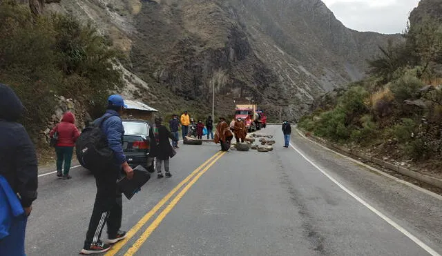 Comuneros impiden el paso de las unidades de Antamina. Foto: difusión