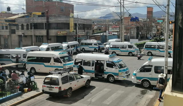 Transportistas utilizan sus unidades para impedir el paso vehicular. Foto: Kleber Sánchez/ La República