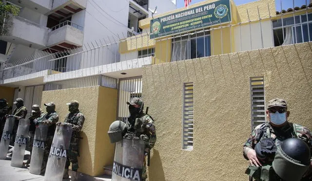 Efectivos de la Policía Nacional resguardan la sede de la Policía Anticorrupción. Foto: Rodrigo Talavera/La República