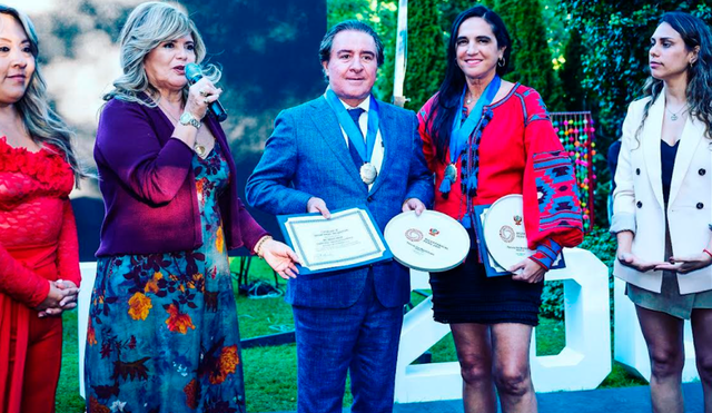 Otto Cedrón Goicochea recibió un reconocimiento como el ‘Doctor del Bicentenario’ en la décima edición del Peru To The World Expo. Foto: Difusión