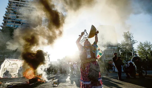 Protestas en ambos países. Este fin de semana se produjeron sendas manifestaciones mapuches que llegaron hasta Palacio de la Moneda, en Santiago. Foto: EFE