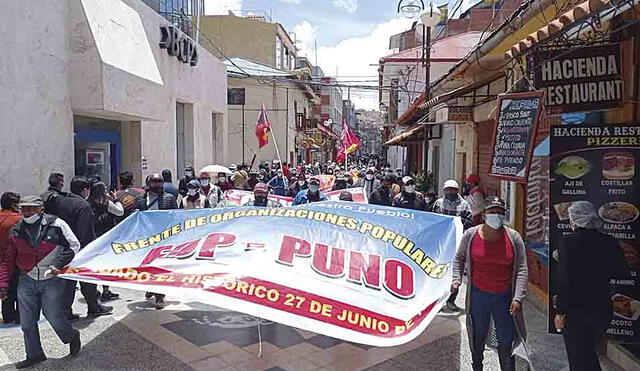Paralizado. En Puno transportistas bloquearon ingresos a la ciudad. Foto Juan Carlos Cisneros/ La República