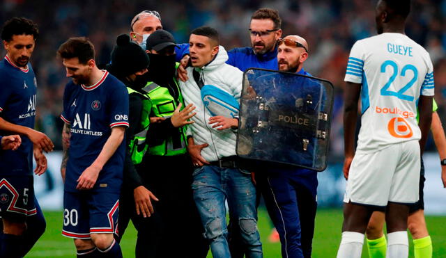 Lionel Messi no pudo terminar un contraataque parisino por la irrupción del sujeto. Foto: EFE