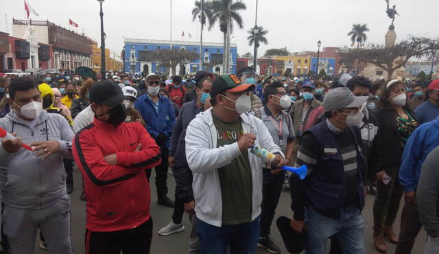Son 700 los trabajadores que vienen exigiendo sus vales de alimentos ante la MPT. Foto: Radio Exitosa Trujillo