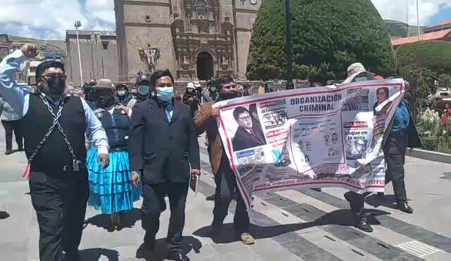 Consejeros y dirigentes protestaron en plaza de Armas de Puno. Foto: captura de La República