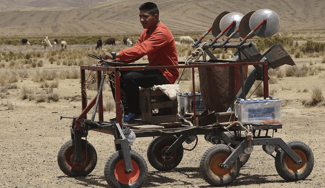 Ramiro Mamani canalizó sus conocimientos para fabricar un prototipo para arar el terreno y plantar papas en tiempos mínimos en la dureza del altiplano de Bolivia. Foto: EFE