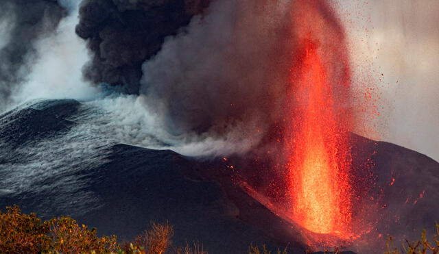 El volcán Cumbre Vieja arrojando lava, cenizas y humo en la isla de La Palma. VIDEO: Involcan