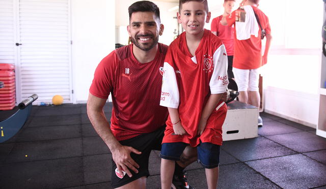 Santino se tomó una foto con Silvio Romero, el capitán de Independiente. Foto: Twitter Independiente