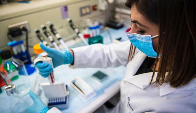 Una investigadora realiza un experimento relacionado con la vacuna contra el cáncer de mama en un laboratorio de la Clínica Cleveland. Foto: Shawn Green / Cleveland Clinic