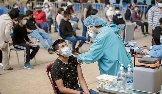 Su turno. La vacunación de los menores se inicia mañana en Lima y Callao, y en regiones a partir del 2 de noviembre. En total, suman 3,6 millones. Foto: Rodrigo Talavera / La República