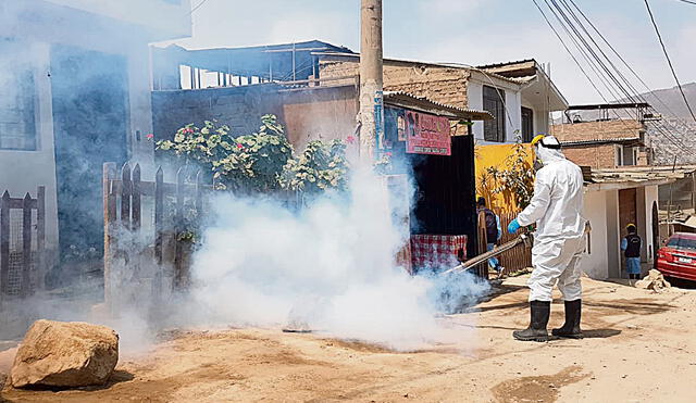 Control. Brigadas de contención fumigaron las casas y dieron recomendaciones a vecinos. Foto: Deysi Portuguez / URPI-GLR