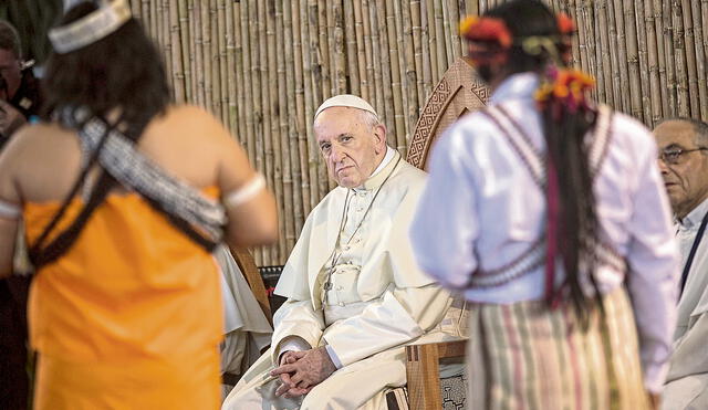 Perdón divino. Durante su visita al Perú y Brasil, el papa se reunió con indígenas. Pero en Canadá esperan disculpas públicas. Foto: AP