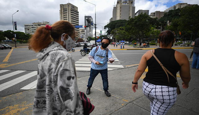 En Venezuela, donde el jueves inició la campaña electoral rumbo a las regionales,  revisan constantemente el precio del dólar y en especial el sitio DolarToday. Foto: AFP