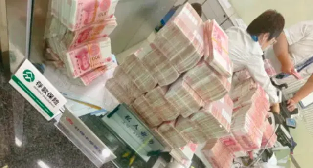 Las imágenes del millonario cargando fajos de billetes de 100 yuanes en valijas han sido ampliamente compartidas. Foto: captura de AsiaWire
