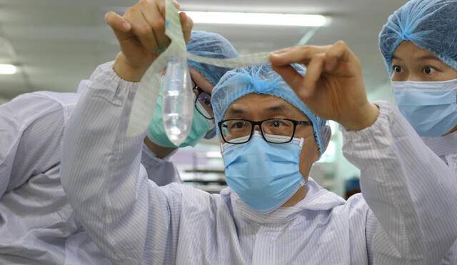 El ginecólogo John Tang Ing Ching fue el inventor del preservativo unisex Wondaleaf. Foto: Twin Catalyst