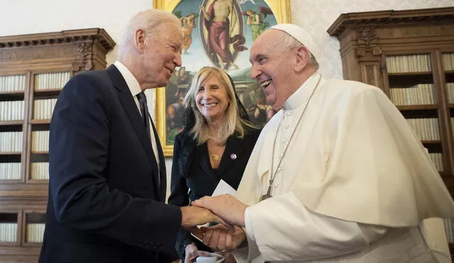 El Papa Francisco se reunió con el presidente de los Estados Unidos, Joe Biden, durante una audiencia privada en el Vaticano, antes de la próxima cumbre del G20 de líderes mundiales para discutir el cambio climático, la COVID-19 y el recuperación mundial pospandémica. Foto: Vatican Media/AFP