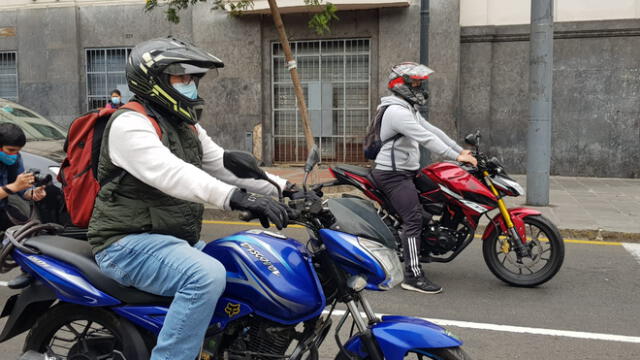 La Gerencia de Movilidad Urbana de Lima elaboró la Guía del Buen Motociclista que será distribuida con ayuda de la Asociación de Motociclistas de Lima Foto: Deysi Portuguez/ URPI-LR
