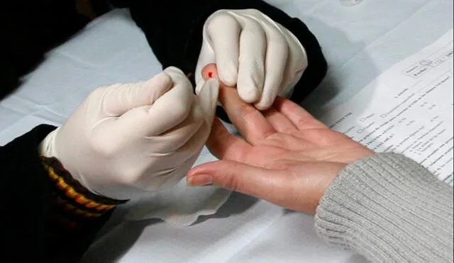 Para tomar la muestra se realizará un pinchazo en el dedo del paciente. Foto: Juan Carlos Hidalgo/EFE