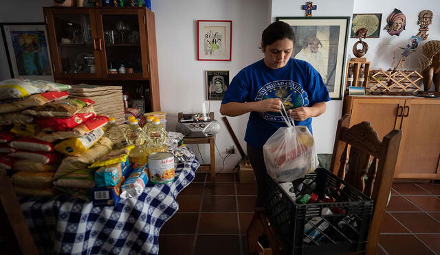 La antropóloga Neshla Báez es tan solo algunas de las personas que organiza donaciones en Venezuela, un país en severa crisis que ha tenido una subida exponencial del dólar. Foto: EFE