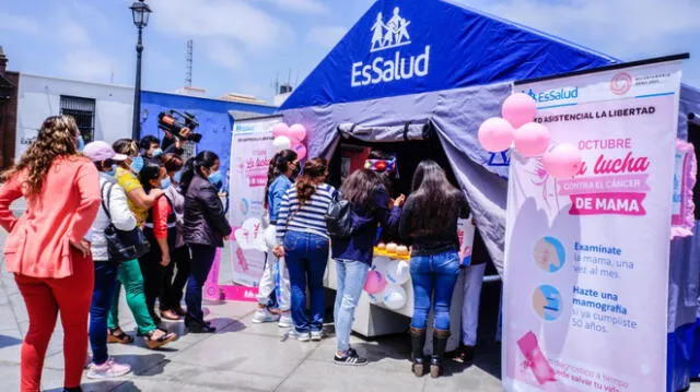 Mujeres se acercaron a la carpa de EsSalud para informarse sobre cáncer de mama. Foto: EsSalud