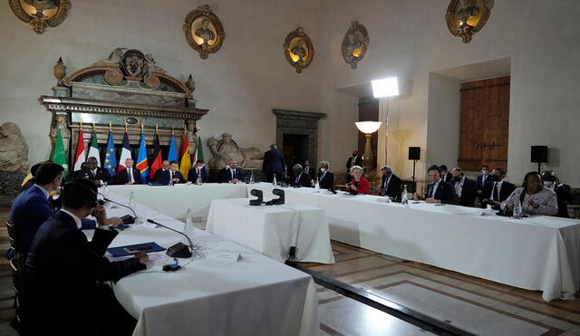 El presidente francés Emmanuel Macron (c) fue uno de los líderes en la cumbre del G20 en Roma. Foto: EFE